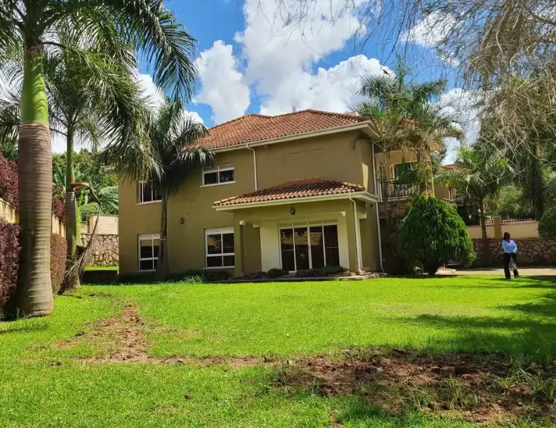 5 Bedroom Villa For Sale in Muyenga front compound